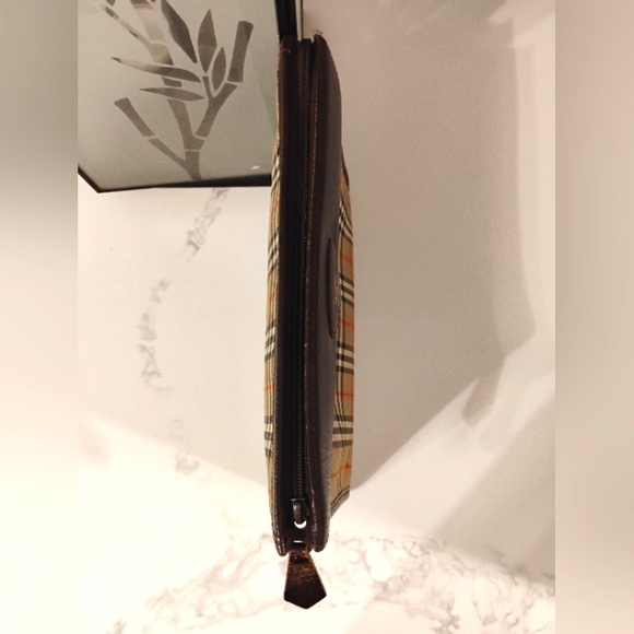 Burberrys Vintage Nova Check Clutch With Brown Leather - Picture 9 of 16
